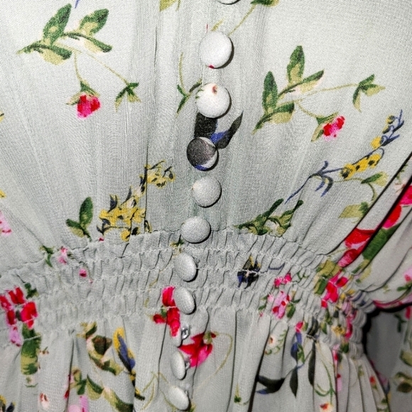 Beautiful and Flattering Floral Dress - Picture 3 of 9